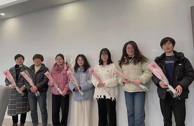 值此女神節(jié)之際，我司為每位女員工送上鮮花，衷心祝愿所有女性員工節(jié)日快樂，工作順利，生活美滿！-浙江鵬鳴游樂設(shè)備有限公司